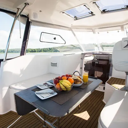Jacht Motorowy Nautika 1000 Vip Botel *