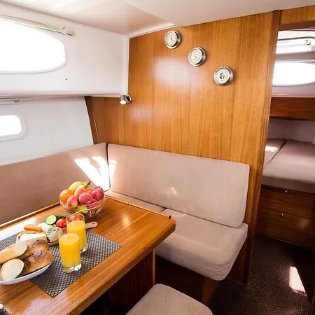 Hotel na wodzie Jacht Motorowy Nautika 1000 Vip Wilkasy (Gizycko)