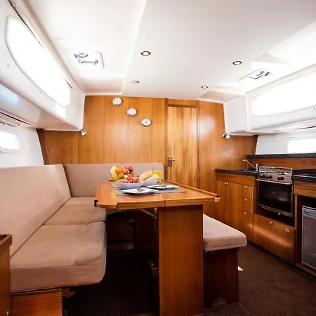 Hotel na wodzie Jacht Motorowy Nautika 1000 Vip