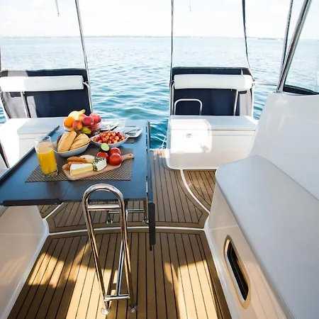 Jacht Motorowy Nautika 1000 Vip