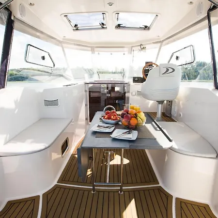 Botel Jacht Motorowy Nautika 1000 Vip